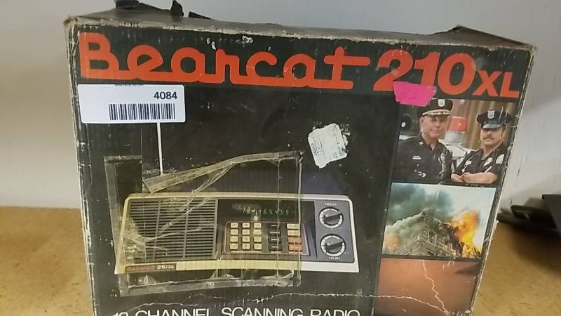 lot 4084 image: Bearcat 210XL 18 Channel Scanning Radio