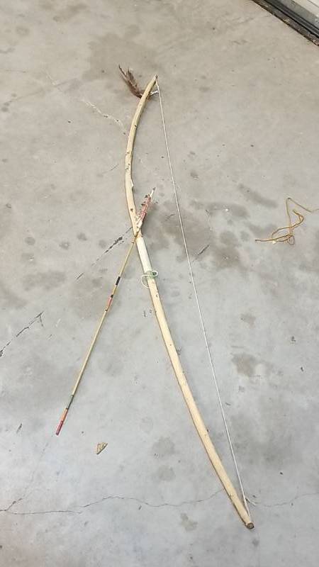 lot 4088 image: Wooden Bow and Arrow Set