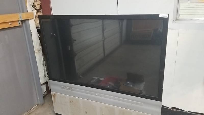 lot 4096 image: Rear Projection TV- Powers Up