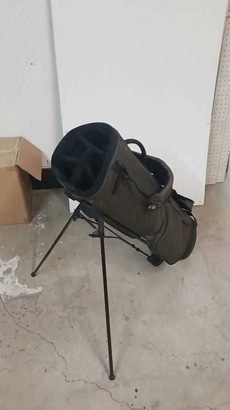 lot 4092 image: Golf Bag- Foldout Legs and Backpack Straps