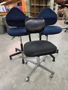 lot 13118 image: (3) Office Task Chairs - Navy Blue Fabric and Black Vinyl