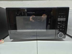 lot 24598 image: Frigidaire FFCM1134LB Countertop Microwave Oven