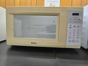 lot 24605 image: Kenmore Microwave Oven Model 721.66022500 1000W