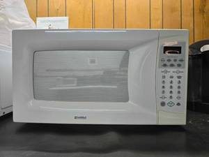 lot 24606 image: Kenmore Microwave Oven Model 721.63352300 1100W