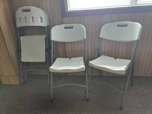 lot 24614 image: (4) White Plastic Folding Chairs with Gray Metal Frame