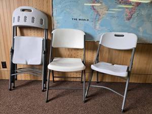 lot 24615 image: (4) Commercial Grade White Plastic Folding Chairs with Steel Frame