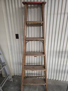 lot 17811 image: 5ft Wooden Ladder