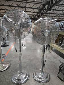 lot 17843 image: (2) Pelonis Freestanding Fans