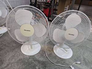 lot 17849 image: (2) Pelonis Oscillating Fans