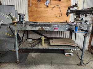 lot 8774 image: Industrial Workbench with Mounted Vise and Articulating Arm