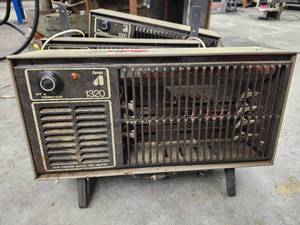 lot 44050 image: (3) Arvin 1320 Fan Forced Automatic Electric Heater