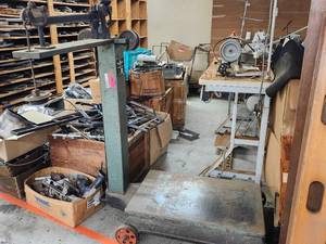 lot 44090 image: American Eagle Model 52 Industrial Scale 2000lb Capacity