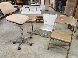 lot 44100 image: Adjustable  Stool and Aluminum Storage Case