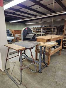 lot 8528 image: Industrial Disc Sander with Ming Yuan 14 HP Motor Model 134L