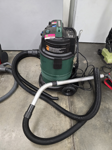 lot 48955 image: Masterforce 8 Gallon WetDry Shop Vacuum 248-5249