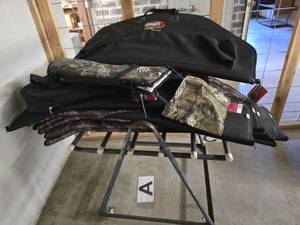 lot 11872 image: Assorted Lot of Nylon and Camo Bow Cases.