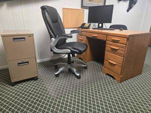 lot 48125 image: Complete Office Workstation Set - Oak Desk, Executive Chair, HP Monitor