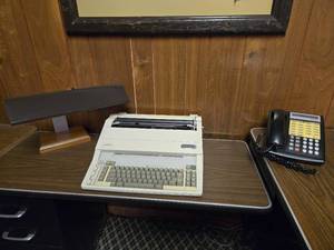 lot 48140 image: Canon AP105 Electronic Typewriter with Desk Lamp and Lucent Office Phone
