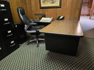 lot 48141 image: L-Shaped Executive Office Desk with Leather Chair Set