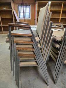 lot 48164 image: (5) Stackable Metal Frame Chairs with Beige Upholstery and Camo Cushions