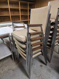 lot 48165 image: (5) Vintage Stackable Metal Frame Chairs with Beige Upholstery