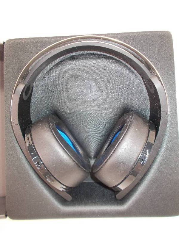 lot 1641 image: PS4 Platinum Wireless Headset