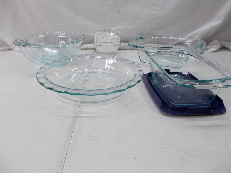 lot 1663 image: 11 PC pyrex baking set
