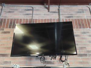 lot 21096 image: LG Flat Screen TV with Wall Mount and Cables