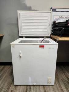 lot 21100 image: Black & Decker Chest Freezer Model 21100