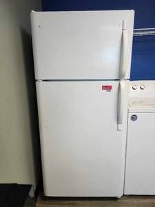lot 21106 image: Electrolux FRT1866JW1 Top Freezer Refrigerator