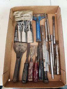 lot 313 image: Wood Chisel Set and Assorted Hand Tools Lot