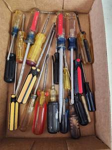 lot 324 image: Mixed Lot of Assorted Screwdrivers - Craftsman and Other Brands