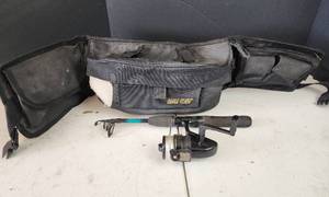 lot 385 image: Shakespeare LXSP46 Fishing Rod with Eagle Claw Tackle Bag