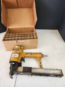 lot 400 image: Stanley Bostitch Pneumatic Stapler with Staples