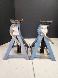 lot 407 image: 2 Ton Heavy Duty Jack Stands T-9302 Pair