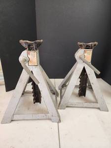 lot 408 image: 6 Ton Vehicle Support Stands T-9366 Pair