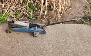 lot 409 image: Blue Hydraulic Floor Jack