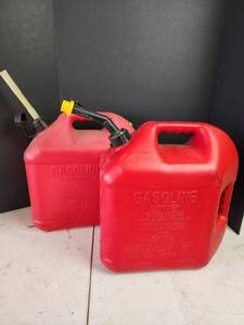 lot 412 image: Blitz 5 Gallon Gas Cans Model 50833 - Set of 2