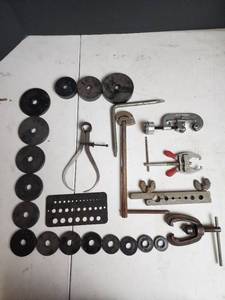 lot 433 image: Industrial Machinist Tool Set with Gauge Blocks and Calipers