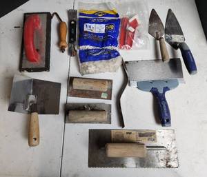 lot 434 image: Assorted Tiling and Plastering Tools