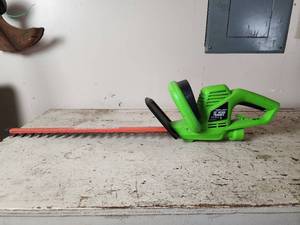 lot 496 image: Portland 22-inch Electric Hedge Trimmer Model 62630 (Powers On)