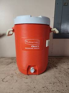 lot 498 image: Rubbermaid Gott Drinking Water Cooler - Orange