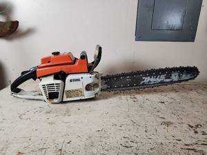 lot 499 image: Stihl 041 AV Chainsaw and Case (Has Compression)
