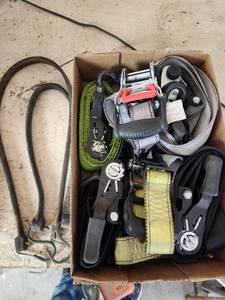 lot 516 image: 4 Heavy Duty Ratchet Straps and 2 Ratchets with no straps