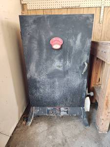 lot 531 image: Smoky Mountain Series 3605GD Deluxe Gas Smoker