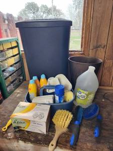 lot 554 image: Cleaning Supply Set with Trash Can, Arm & Hammer Products, and Dusters