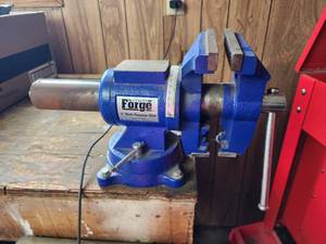 lot 557 image: Central Forge 5-inch Multi Purpose Vise Item 61163