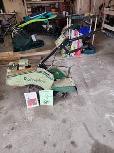 lot 560 image: Roto-Hoe Model 903904 Rear Tine Tiller with Briggs & Stratton 112200 Engine