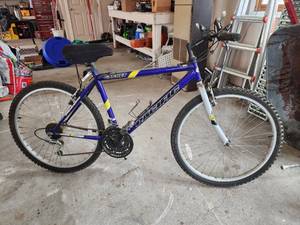 lot 564 image: Pacific Cachet 21-Speed Mountain Bike