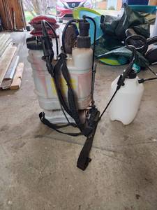 lot 568 image: Hudson Sprayer Suprema Bar-Pak Backpack Sprayer and Smaller Sprayer